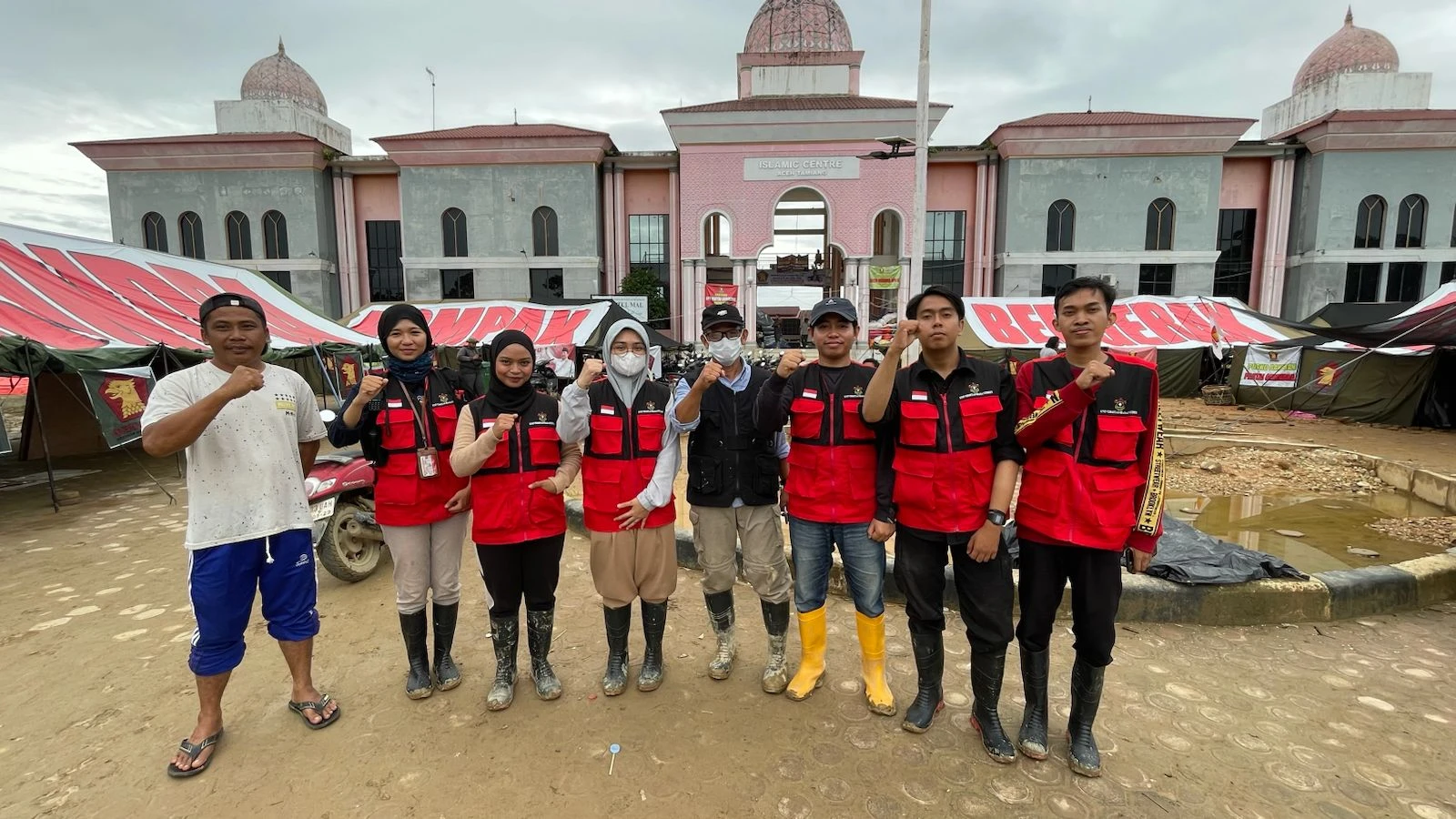 Tim mahasiswa Universitas Hasanuddin peserta KKN Tematik Tanggap Bencana Sumatera 2025 berfoto bersama di posko kemanusiaan kawasan terdampak banjir di Kabupaten Aceh Tamiang, Provinsi Aceh, sebagai simbol solidaritas, kolaborasi lintas disiplin, dan komitmen pengabdian kepada masyarakat, Desember 2025.